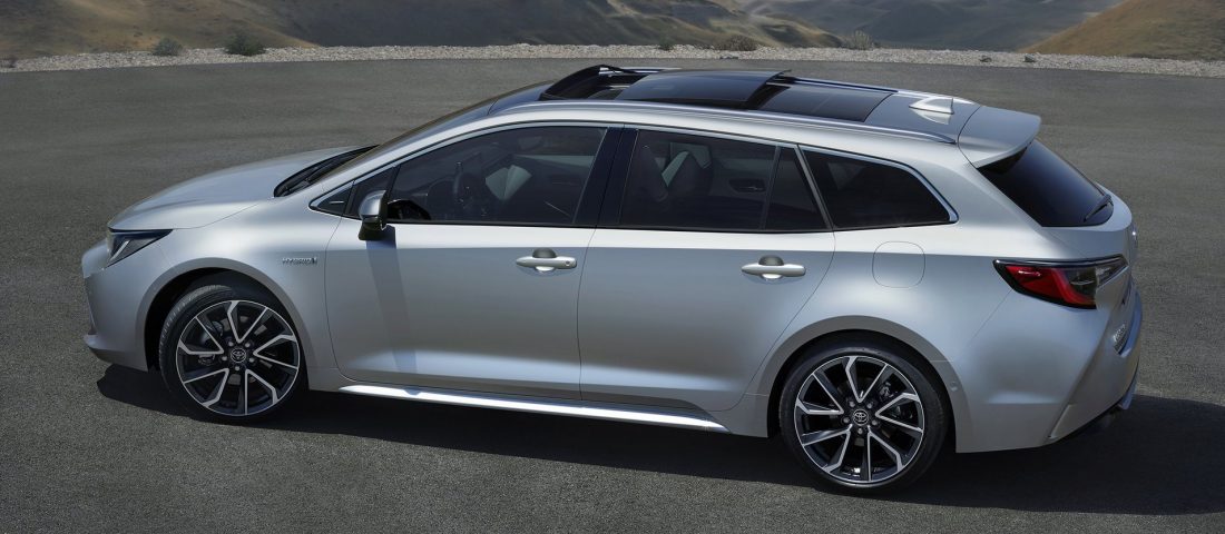 Még tágasabb, még hibridebb az új Toyota kombi