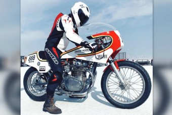 180-nal száguld a vodka-hajtású motorkerékpár