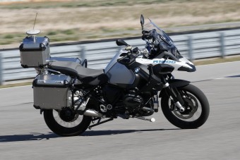 Sofőr nélkül száguld a luxus-motorkerékpár