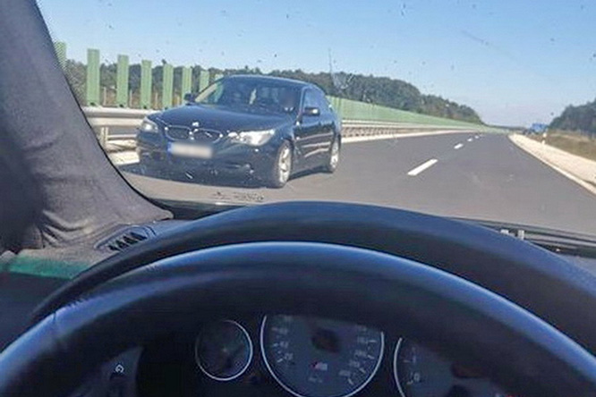 Őrült BMW-s ámokfutót fotóztak az M86-oson 1