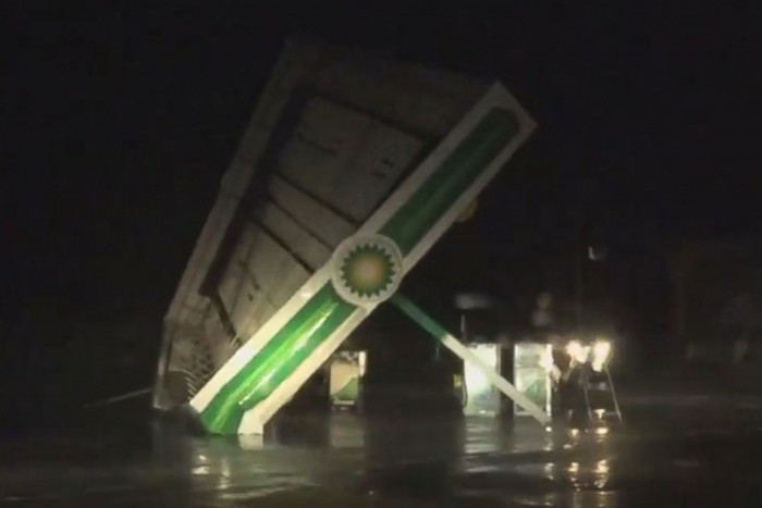 Letépi a benzinkutak tetejét a Florence hurrikán