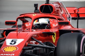 F1: Vettel az élen, trükközik a Mercedes?