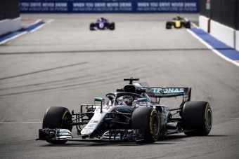 F1: Gyors a Mercedes, Vettelék bajban