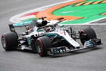 F1: Hamilton Vettel nyakán