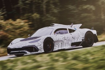 Már teszteli hibrid hipersportkocsiját a Mercedes