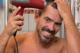 Négy nyomós érv, hogy ne üljünk vizes hajjal autóba