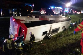 Képeken az M1-esen árokba hajtott busz