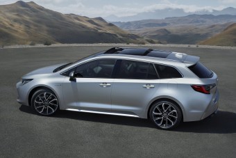 Még tágasabb, még hibridebb az új Toyota kombi