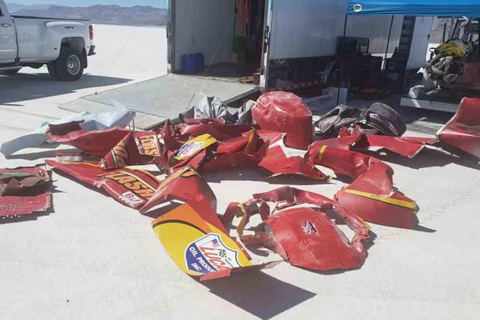 687 km/óránál kapott defektet, másnap a Facebookra posztolt