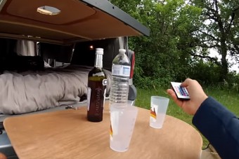 Ettől a családi franciából faragott lakókocsitól dobtunk egy hátast