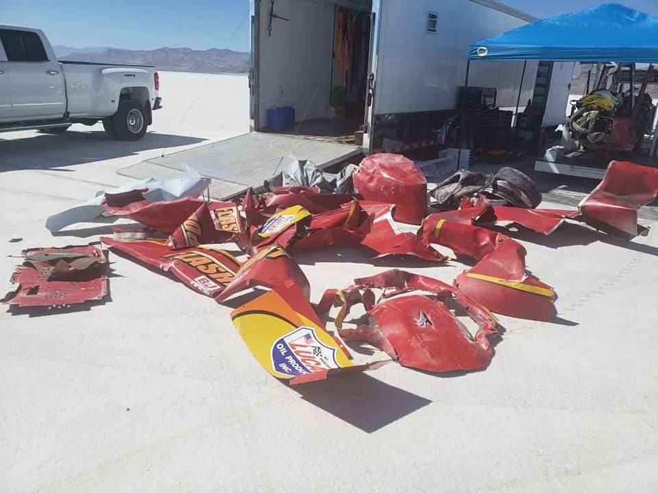 687 km/óránál kapott defektet, másnap a Facebookra posztolt 4