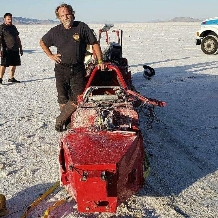 687 km/óránál kapott defektet, másnap a Facebookra posztolt 2