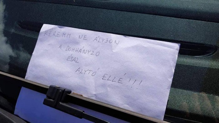 Valahol hangosan felsír egy magyartanár ettől az autóra helyezett cetlitől 1 Valahol hangosan felsír egy magyartanár ettől az autóra helyezett cetlitől 1