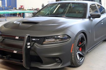 Itt a rendőrautó, ami elől nincs menekvés