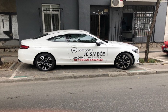 Világgá kürtöli haragját az elégedetlen autós