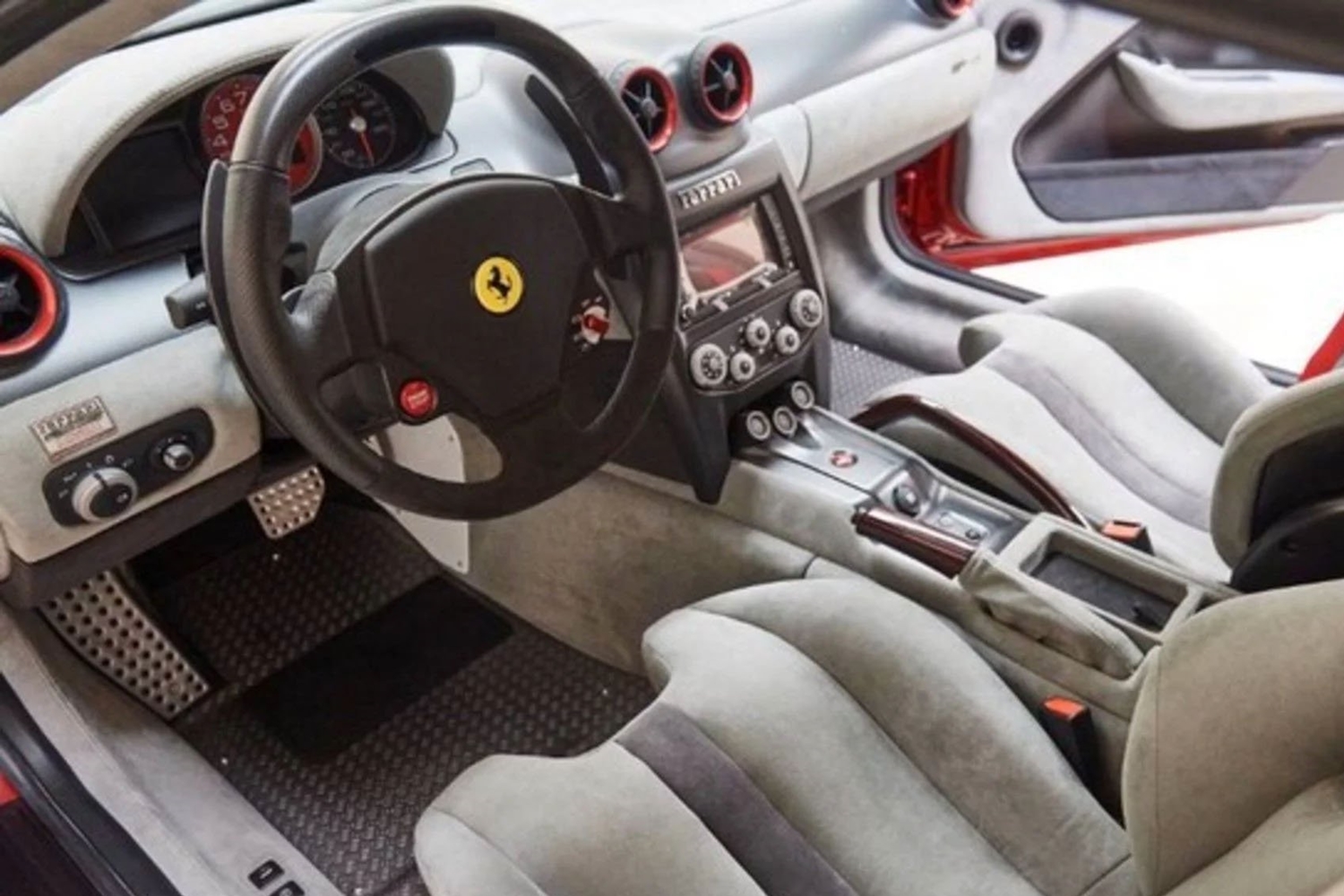 Gazdáját keresi egy igazán egyedi Ferrari 8