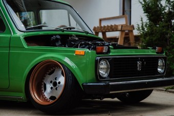 Ez a Lada már elszakadt a tereptől és a porban ül