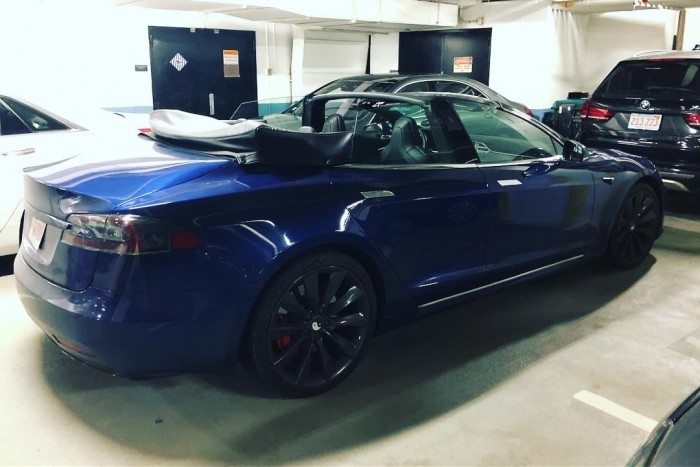 Vajon Elon Musk mit szólna ehhez a kabrió Teslához?