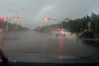 A hatalmas test és a 4x4 sem mindenható az esőben