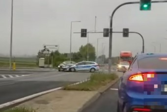 Telibe kapta a kereszteződésbe hajtó rendőrt a Clio, ki a hibás?
