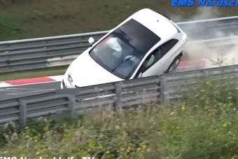 Kemény bukás a Nürburgringen, elszállt az ABS?