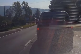 Hogy reagálnál egy ilyen táblás csalóra, aki megállít az úton?