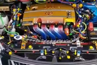 Ebben a motortérben tombol a szivárványszínű horror