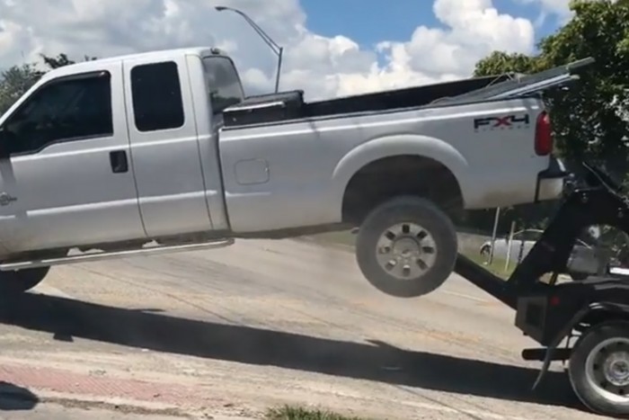 Autós ilyen vadul nem harcolt még az elvontatás ellen