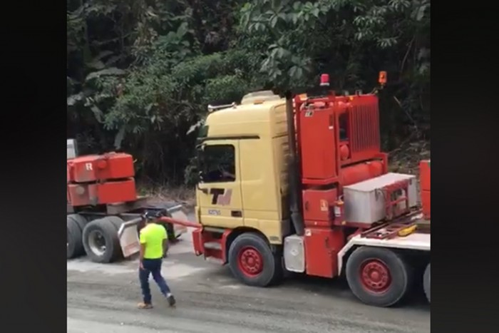 Leesett az állunk, amikor megláttuk, mit szállítanak ezek a kamionok 1