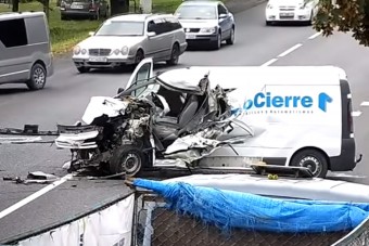 Sokkoló, de ebből a roncsból a lábán szállt ki a sofőr