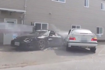 Egy kuncsaft ritka kocsiját sikerült összetörnie a videózó szerelőnek