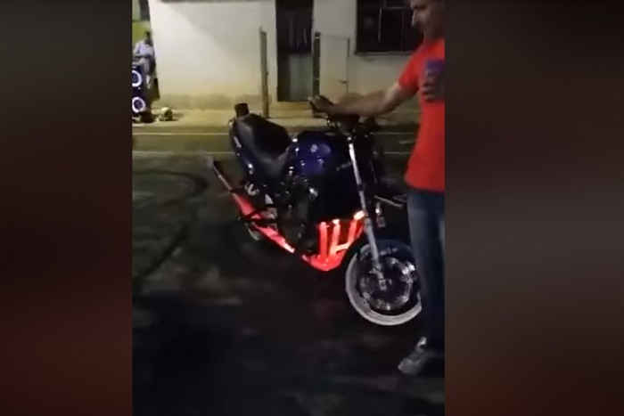 Nézd a nagy arcú idiótát akinek arcába robbant saját motorja