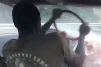 Ez a félnótás száguldozó mutatja, hogy lehet kitépni egy autó kormányát