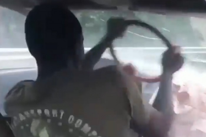 Ez a félnótás száguldozó mutatja, hogy lehet kitépni egy autó kormányát