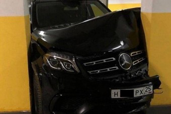 Képtelen balesetből lett milliós kár egy parkolóban