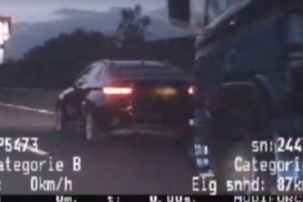 Kamiont húzott egy BMW az autópályán