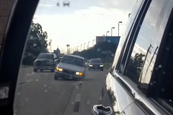 Ennek az autósnak tényleg nincs ki a négy kereke