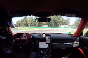 300-nál kapott defektet a 700 lovas Porschéval