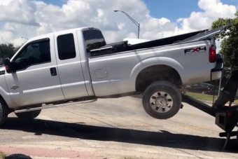 Érthetetlen, mit művel ez a bolond autós