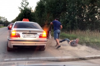 Itt a BMW-s, aki nem tűri a szemetelést