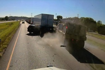 Brutális balesetet okozott a figyelmetlen kamionos