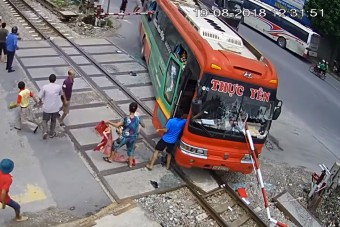 Kétszer is felnyársalta a buszt ez a sofőr