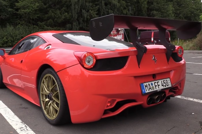 Utcára szabadult egy Ferrari versenyautó