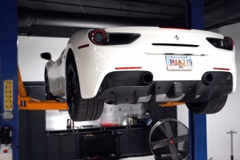 Így cserélj olajat a Ferrari 488 Spiderben