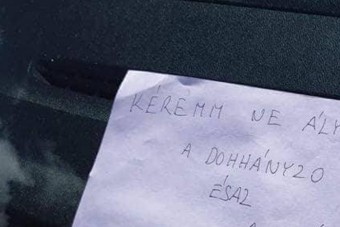 Valahol hangosan felsír egy magyartanár ettől az autóra helyezett cetlitől