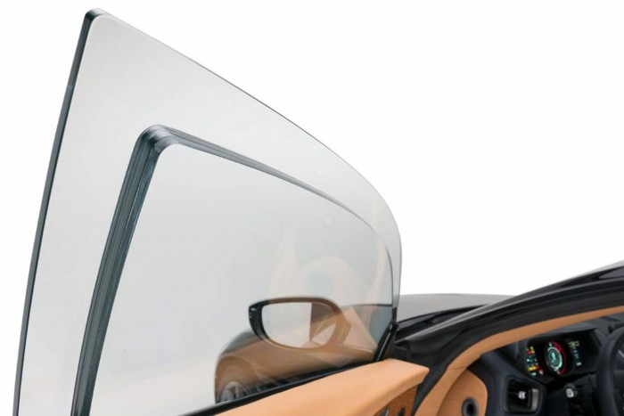 Ha sportautót szeretnél, de fő a biztonság, akkor itt a megoldás