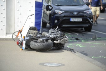 Halálos baleset az Erzsébet hídon, megrázó fotók