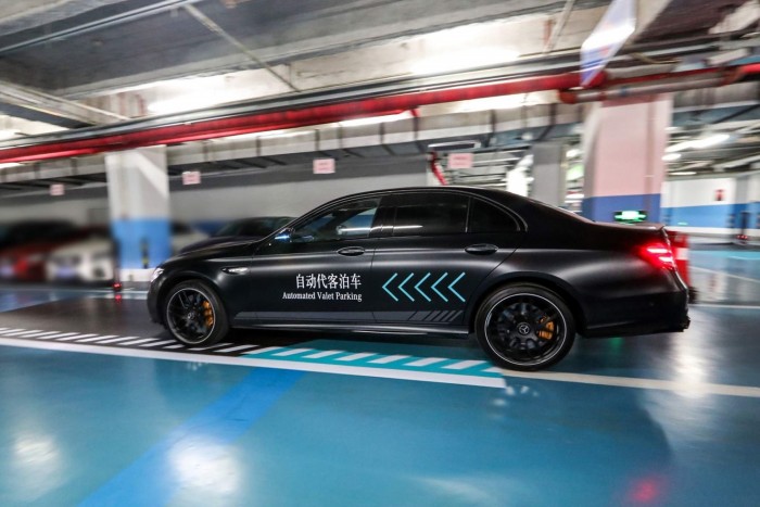 A Mercik már vezető nélkül parkolnak Kínában