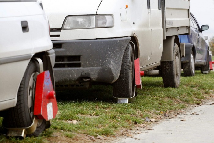 Durva parkolási lehúzásba buktak bele hárman, köztük egy autós is
