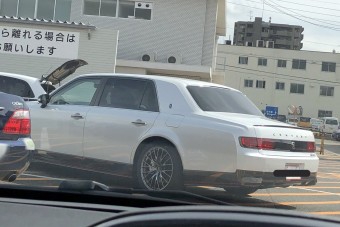 Hibrid luxus-sportlimuzin a Toyotától